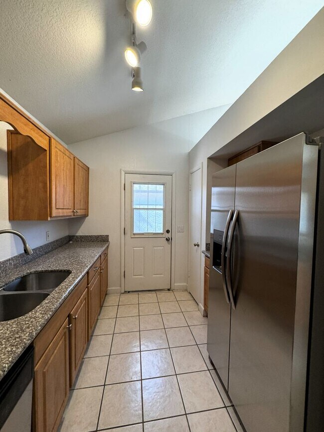 Building Photo - 3 BEDROOM WITH FIREPLACE AND LVP PLANK FLO...