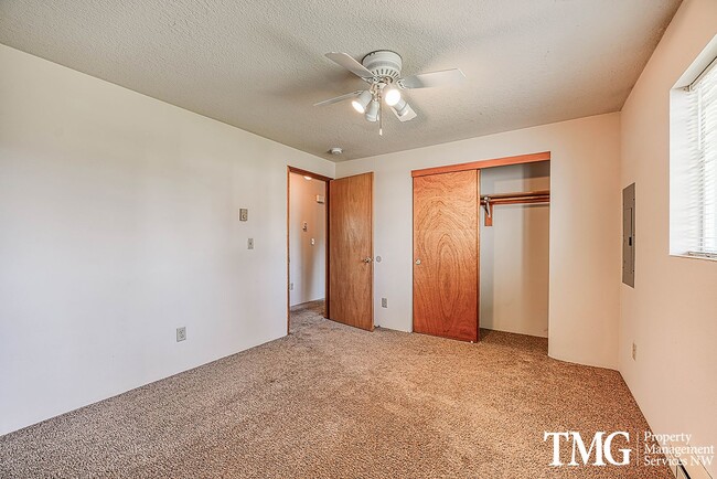 Building Photo - Classically Cute 2 Bed 1 Bath Duplex in Washougal