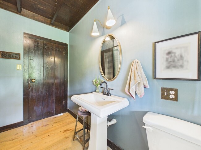 Building Photo - COMING SOON! Charming Cottage in the Center of Town