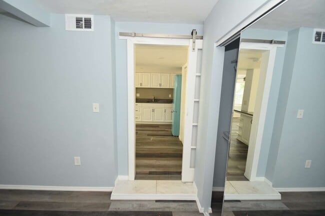 Building Photo - 403 N Oleander Ave