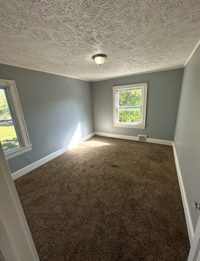 Building Photo - 4 Bed / 1 Bath Updated Floors & First-Floor Bedroom!