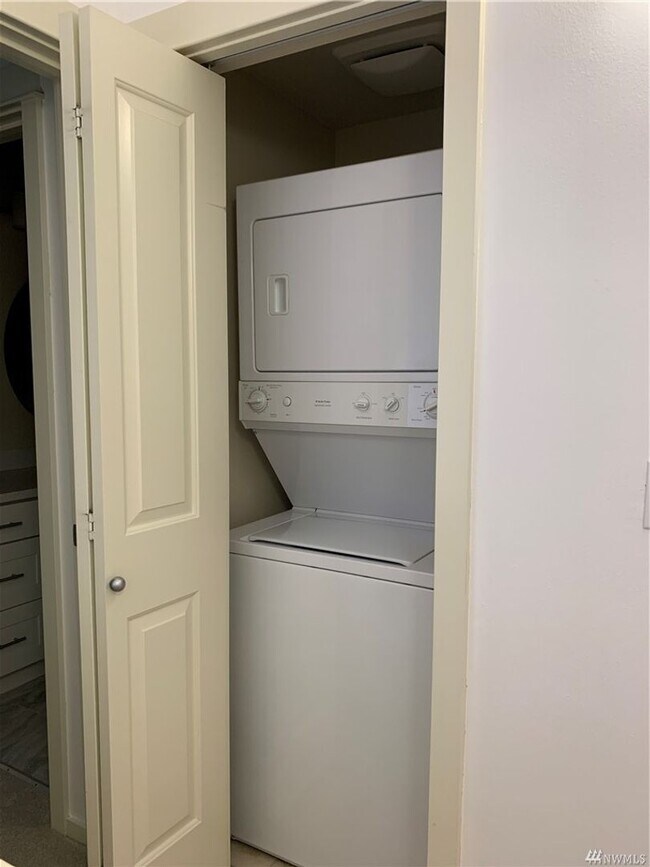 Building Photo - 2Bd/2.25Ba Redmond Townhouse