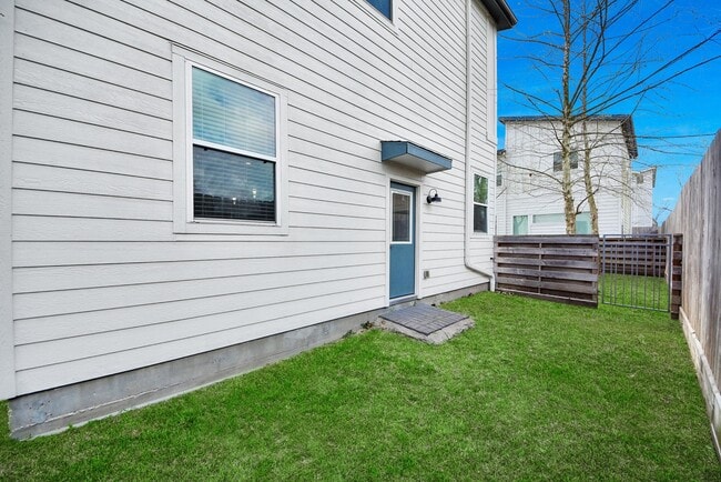 Building Photo - 506 W Donovan St