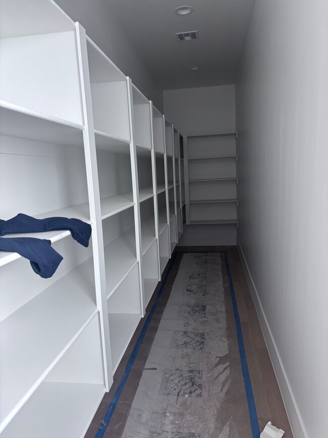 Building Photo - Brand New 6 Bed 4 Bath Rental Near Sand Ho...