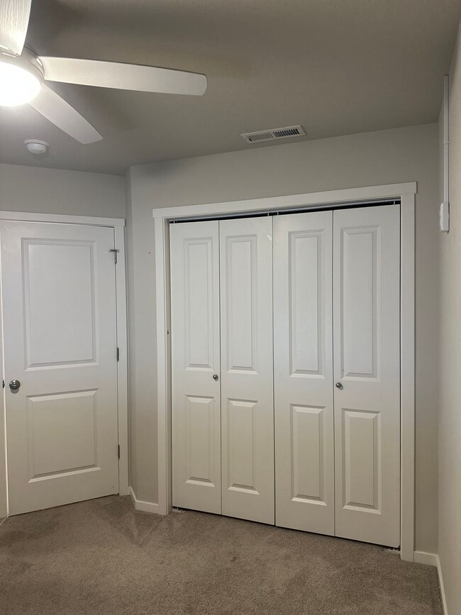 Building Photo - ? Modern 3-Bedroom Townhouse with Bright O...