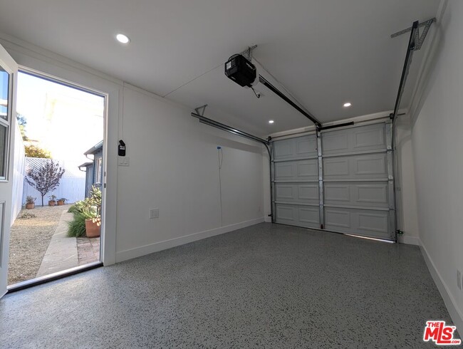 Building Photo - 1015 Granville Ave