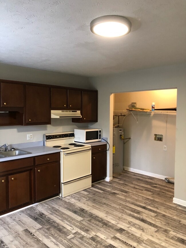 Building Photo - 123 Holly Ct