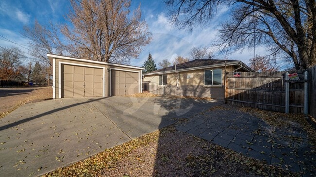 Building Photo - Make This Spacious 2-Bedroom Duplex Your Next Home