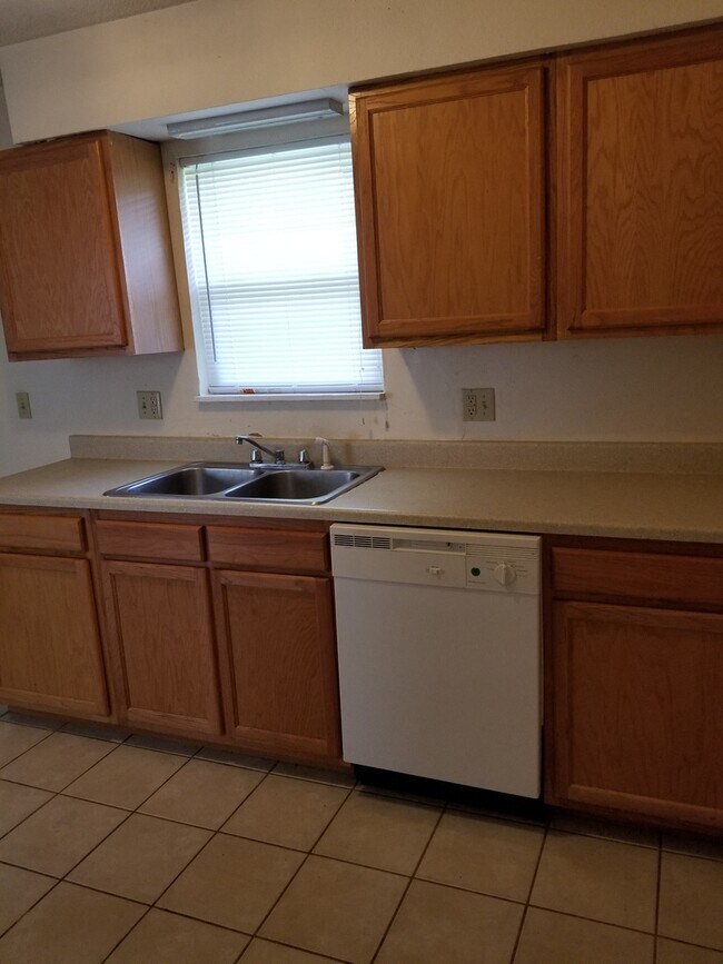 Building Photo - 717 Demaret Dr