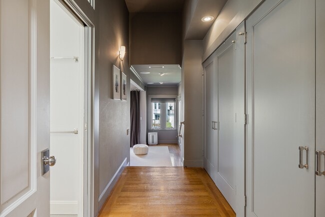 Building Photo - 2866 Pine St