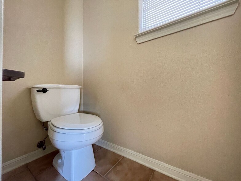 Building Photo - 6100 Alexus Dr