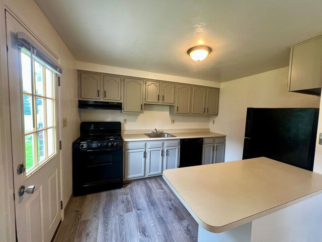 Building Photo - Fantastic Two Bedroom Townhouse in Penn Hills with Garage & Patio! Call Today!