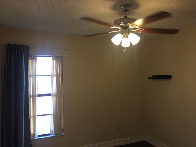 Building Photo - 550 Hassocks Loop