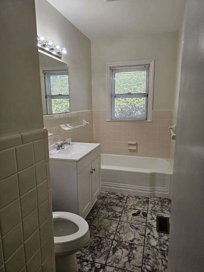 Building Photo - 1222 N Ridge Ave