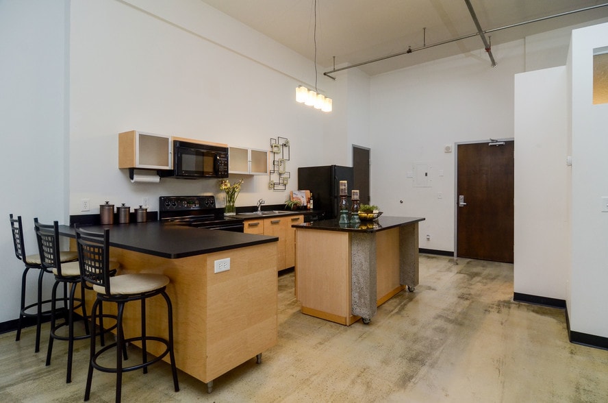 Building Photo - 350 St Peter St