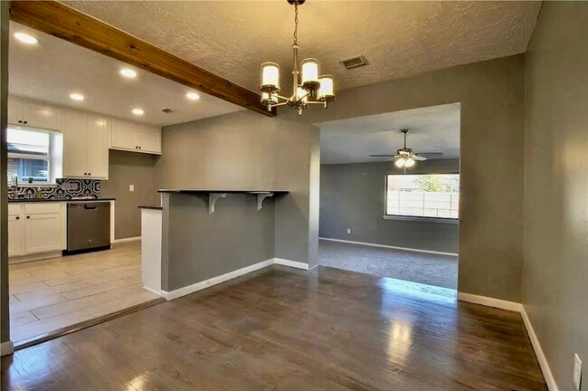 Building Photo - 10616 Greystone Ave