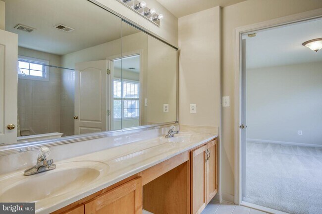 Building Photo - 1001 Meadow Ct