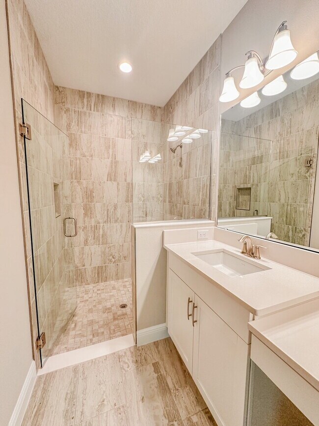 Building Photo - "Charming 3-Bedroom Haven with 2 Full Baths in Serene Parrish FL!"