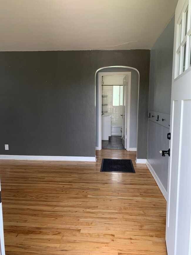 Building Photo - **Free October Rent** Cute 2 Bedroom Home ...