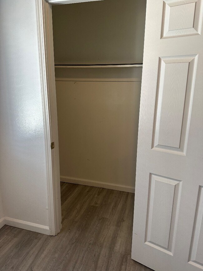 Building Photo - 590 Denslowe Dr