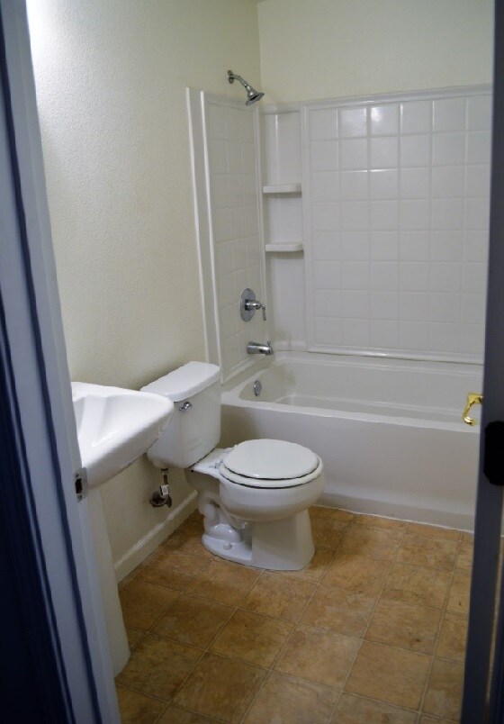 Building Photo - 1360 Shady Ln