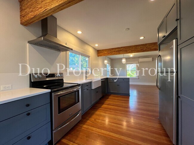 Building Photo - Charming Washburne Home
