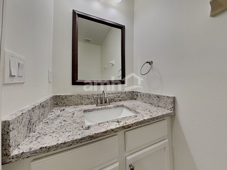 Building Photo - 1921 Darlin Cir