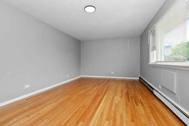 Interior Photo - 7818-7820 South Shore Drive