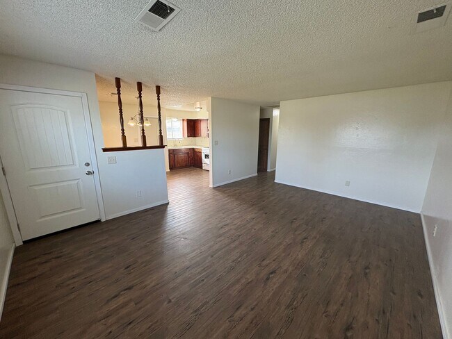Building Photo - Spacious NW Visalia Home Rent Ready!