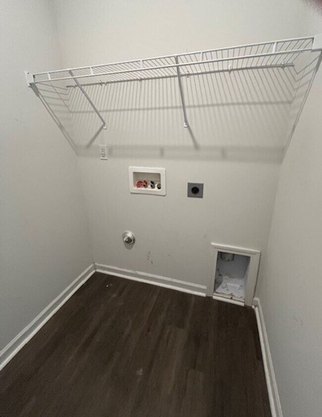 Building Photo - Stunning, Pet Friendly Home!