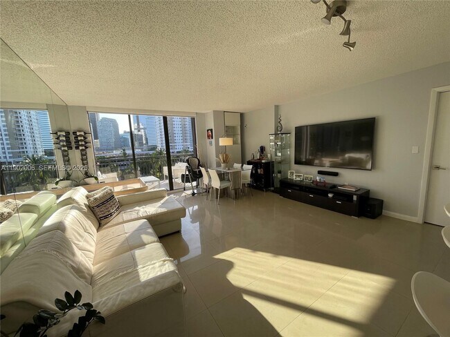 Building Photo - 540 Brickell Key Dr