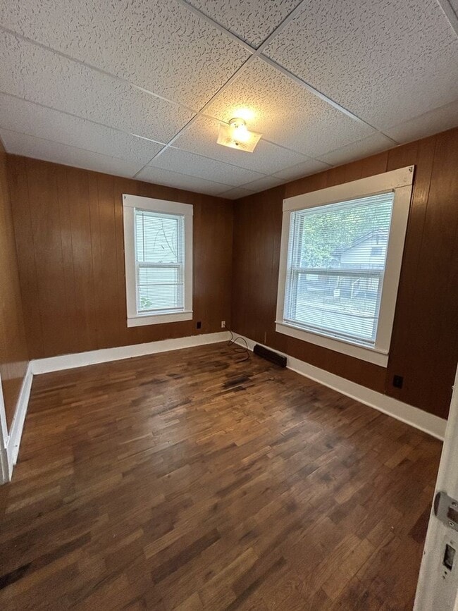 Building Photo - Just Remodeled! 2br/1ba - with Garage and Fenced-in Yard!
