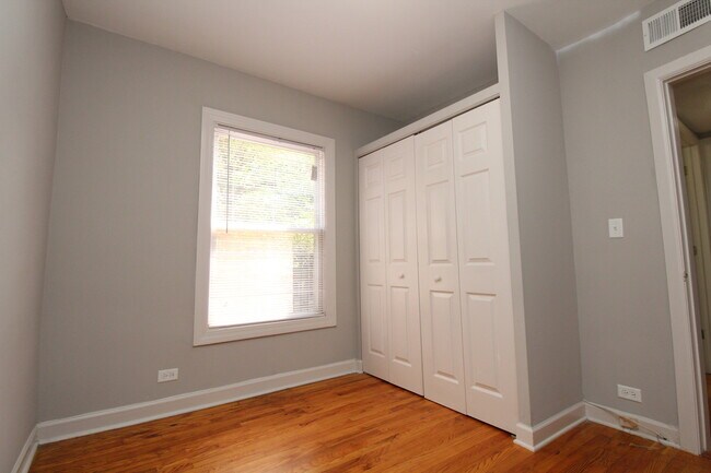 Building Photo - 1348 W Argyle St