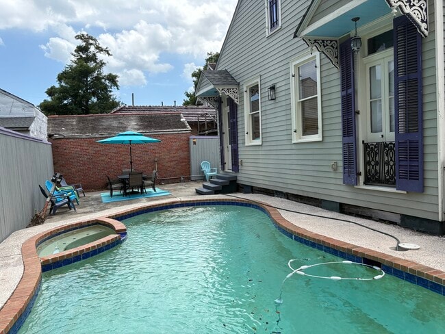 Building Photo - 218 N Alexander St