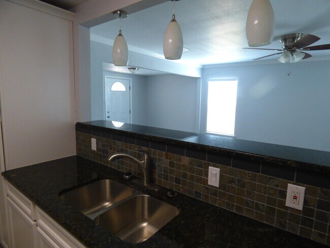 Building Photo - 3529 Topeka St