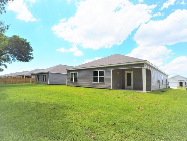 Building Photo - 4 Bedroom home with community pool!