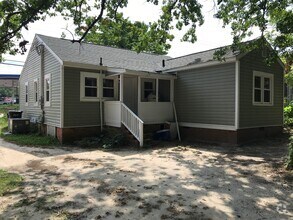 Building Photo - Great Location in the middle of Fayettevil...