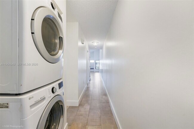 Building Photo - 1634 SW 19th Ter