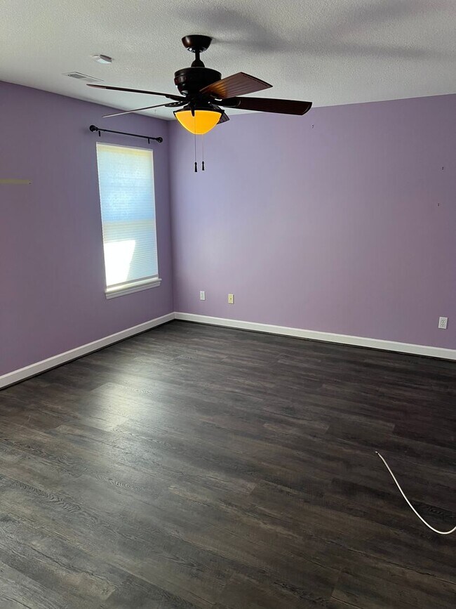 Building Photo - 4 bedroom, 2 bathroom, car garage townhouse