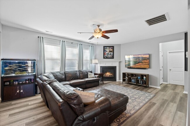 Building Photo - Stunning Apex Home with First-Floor Privat...