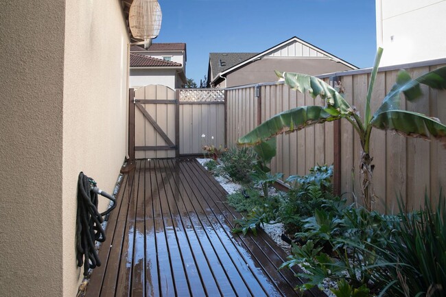 Building Photo - Newer 3 Bed, 2.5 Bath Sea Haven Home for Lease