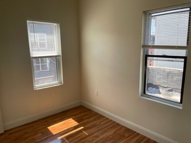 Building Photo - Grad Hospital 2 Bedroom