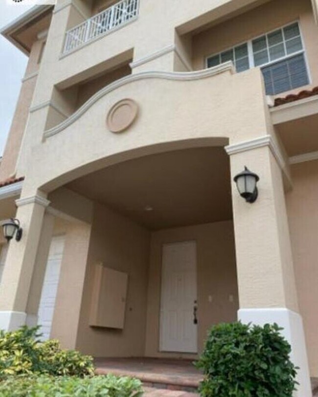 Building Photo - 5021 Vine Cliff Way W