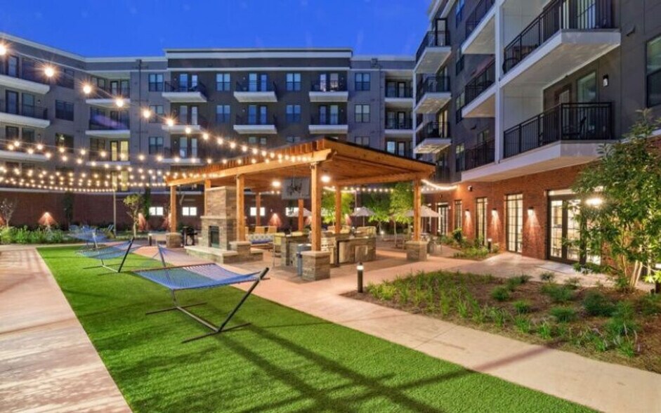 Building Photo - 220 Sandy Springs Cir