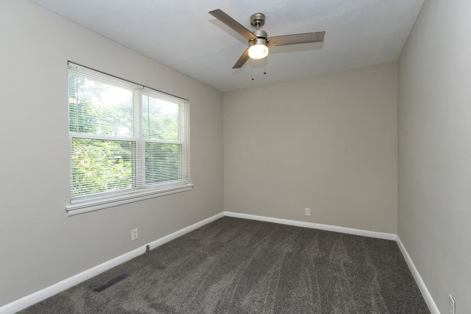 Building Photo - 305 Sunrise Ln