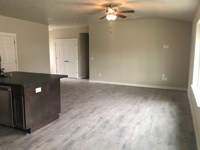 Building Photo - 3 Bed 2 bath Home for Rent!