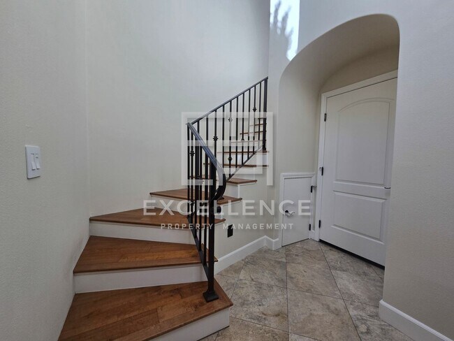 Building Photo - 3/3.5 Townhouse with 2 Car Garage, 2 Maste...