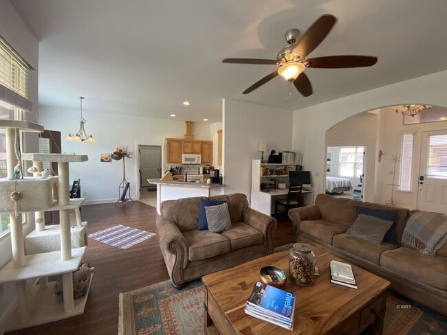 Building Photo - 463 Deadwood Dr