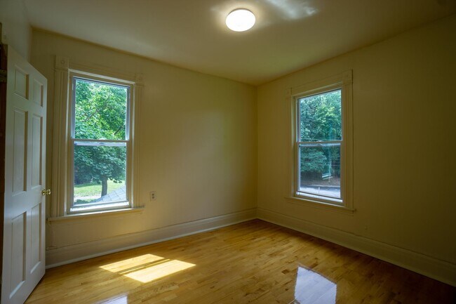 Building Photo - Newly renovated second floor flat availabl...