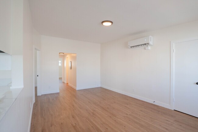 Building Photo - 825 W 167th St